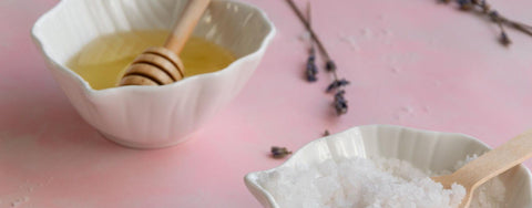 Miere vs zahăr alb, brun și alte tipuri: comparație între calorii și indice glicemic