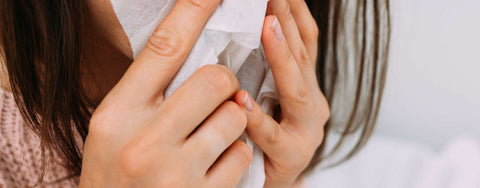 Rinita alergică: cauze, simptome (strănut des, tuse alergică) și tratament eficient