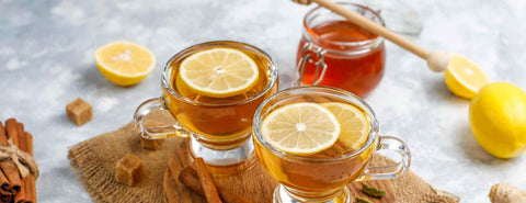 Mierea în ceai fierbinte: Când se pune de fapt mierea în ceai?